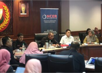 MUHAMMAD Sanusi Md. Nor (tengah) mempengerusikan Mesyuarat JPN di Wisma Darul Aman, Alor Setar.