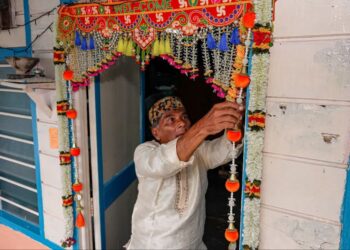 SEORANG penduduk Kampung Chetti, Gajah Berang, Melaka, Rajah Tamby Pillay memperagakan pakaian tradisi etnik Ceti yang seakan-akan baju Melayu Cekak Musang untuk menyambut Deepavali. - UTUSAN/SYAFEEQ AHMAD
