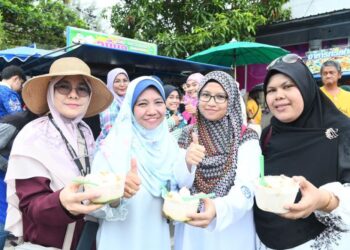 SEKUMPULAN pengunjung yang bercuti selama empat hari tiga malam di Hatyai tidak melepaskan peluang menikmati pelbagai jenis makanan yang ditawarkan dengan harga berpatutan di Hatyai, Thailand, semalam.- UTUSAN/IZLIZAN OTHMAN