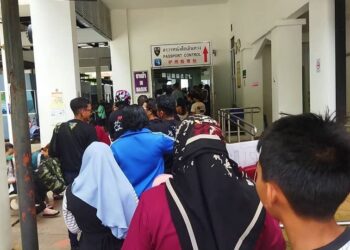 PELANCONG Malaysia beratur untuk menunggu giliran proses dokumentasi di pintu masuk sempadan Malaysia-Betong, Thailand di Gerik. - UTUSAN/NORLIA RAMLI