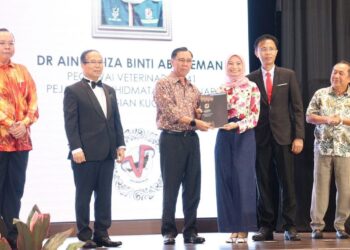STEPHEN Rundi Utom menyampikan sijil Anugerah Perkhidmatan Cemerlang, kepada salah seorang Pegawai Jabatan Perkhidmatan Veterinar Sarawak pada Majlis Penghargaan 2023 Jabatan Perkhidmatan Veterinar Sarawak di Kuching.