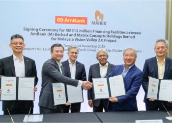 MAJLIS pertukaran dokumen pembiayaan oleh AmBank kepada Matrix Concepts Holdings Berhad di Kuala Lumpur, hari ini. - UTUSAN/MOHD. FIRDAUS MOHD. JOHARI