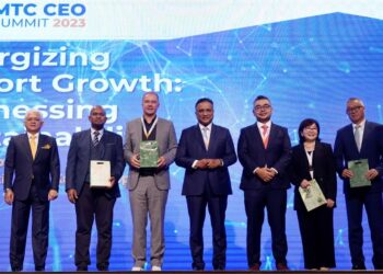 REEZAL Merican Naina Merican (tengah) bergambar dengan ahli panel segmen 'Fireside Chat : Charting Our Game Plan'  sempena Sidang Kemuncak Ketua Pegawai Eksekutif Syarikat Peringkat Pertengahan  2023 di Kuala Lumpur, hari ini. Turut serta, Ketua Pegawai Eksekutif  Perbadanan Pembangunan Perdagangan Luar Malaysia (MATRADE),  Datuk Mohd. Mustafa Abdul Aziz (kiri) -UTUSAN/FAUZI BAHARUDIN