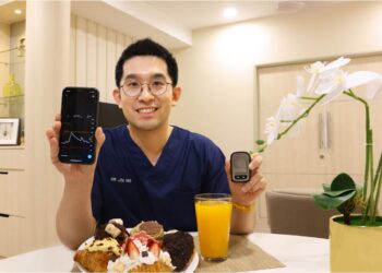 TIMBALAN Pengurus Besar Sunway Home Healthcare, Dr. Ng Xun Jin menunjukkan bagaimana pilihan makanan mempengaruhi gula dalam darah di Media Sosial Sunway Healthcare Group.