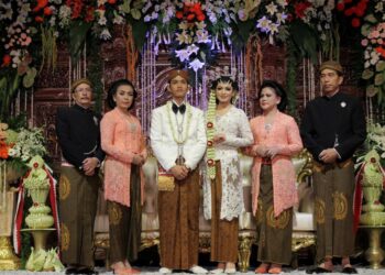 JOKO Widodo (paling kanan) ketika meraikan majlis perkahwinan anak sulungnya, Gibran Rakabuming Raka (tiga dari kiri) dalam satu majlis di Surakarta, Solo, Jawa Tengah pada November 2015. - AFP