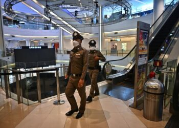 POLIS Thailand melakukan rondaan di dalam pusat beli-belah Siam Paragon selepas kejadian tembakan pada bulan lalu. - AFP 