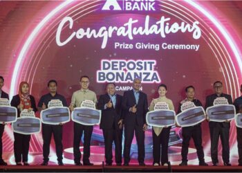 Zulhisham Zailan (lima, kiri) dan Ketua Pegawai Operasi Agrobank, Zahid Ahmad Zawawi (enam, kiri) bergambar bersama pemenang Kempen Deposit Bonanza pada majlis pelancaran Kempen Mega Million Agrobank di Kuala Lumpur, semalam. – UTUSAN/FARIZ RUSADIO