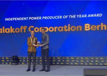 ANWAR Syahrin Abdul Ajib (kanan) menerima anugerah Enlit Asia 2023 yang dimenangi oleh Malakoff.