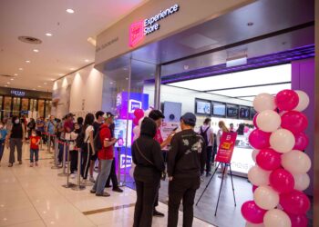 SEBAHAGIAN daripada mereka yang beratur mencuba nasib memiliki iPhone 15  dan iPhone 15 Plus pada harga serendah RM1 di Yes 5G Experience Store, Lot 10, Kuala Lumpur semalam.