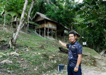 CHE Wan Alang menunjukkan Chalet Kayuh D’Tonggang yang menawarkan percutian rekreasi dan ekopelancongan di Hulu Kinta di Ipoh. – UTUSAN/MUHAMAD NAZREEN SYAH MUSTHAFA
