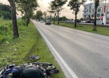 MOTOSIKAL yang ditunggang mangsa dalam kejadian langgar lari di Jalan Wawasan, Sibu, Sarawak