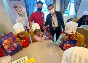 BADRUL Hisyam Ibrahim menyampaikan cenderahati kepada anak yatim pada Kempen Komuniti Penyayang 2023 Ayam Brand di Ipoh. - UTUSAN/LIYANA RAMLI