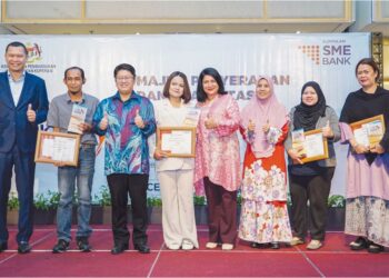 EWON Benedick dan Aria Putera Ismail (dua, kiri) bersama peserta Program SME Bank iTEKAD pada majlis penyerahan dana fasilitasi program itu di Kuala Lumpur, semalam. – UTUSAN/FARIZ RUSADIO