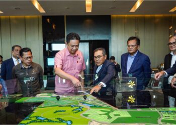 AZMAN Ibrahim (empat, kanan) menerangkan pembinaan projek techpark@enstek Fasa 3 kepada Teo Kok Seong selepas majlis pelancaran projek itu di Kuala Lumpur, semalam. Turut hadir, Pengerusi TH Properties, Datin Paduka Kartini Abdul Manaf (kiri). – Utusan/MUHAMAD IQBAL ROSLI