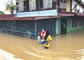 PENDUDUK meredah banjir untuk ke PPS selamat kediaman mereka dinaiki air di Mukim Titi Gajah, Alor Setar.
