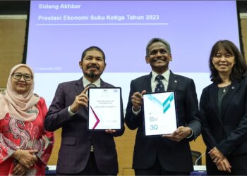 Shaik Abdul Rasheed  Ghaffour (dua dari kanan) dan Mohd. Uzir Mahidin (dua, kiri) menunjukkan Laporan Prestasi Ekonomi Suku Ketiga Tahun 2023 di Sasana Kijang, Kuala Lumpur. – Utusan/AFIQ RAZALI