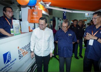 STEVEN Sim Chee Keong (dua, kiri) dan Dr. Awang Adek Hussin (tiga, kiri) melawat pameran selepas perasmian InvestSmart Fest 2023 di Pusat Konvensyen Kuala Lumpur (KLCC), hari ini. - UTUSAN/FARIZ RUSADIO