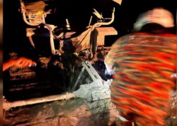 ANGGOTA bomba melakukan operasi membabitkan kanak-kanak lelaki OKU yang maut dipercayai digilis jentera pembajak. - IHSAN BOMBA