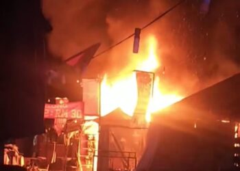 TANGKAP layar video kebakaran melibatkan gerai di Uptown Kota Damansara, Petaling Jaya, malam ini.