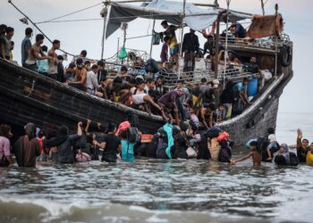 SEJUMLAH pelarian Rohingya tiba di wilayah Aceh, Indonesia. - AFP