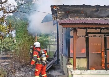 RUMAH pusaka milik Abdul Wafi Rostam di Bukit Senjuang, Melaka hangus terbakar dalam kebakaran Jumaat lalu.