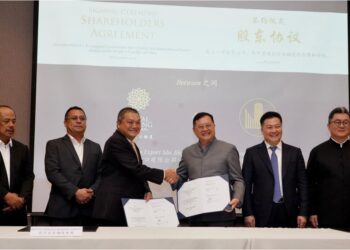 MAJLIS pertukaran dokumen kerjasama antara Kumpulan Durian Pahang Diraja (RPDG) dan Chyau Fwu Land Holdings Co. Ltd. (CFLH) Kumpulan Parkview di Kuala Lumpur, semalam. - UTUSAN/AMIR KHALID