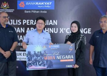EWON Benedick (dua kiri) menyampaikan sumbangan kepada waris anggota PDRM yang terkorban dalam insiden pencerobohan Tanduo, disaksikan oleh Mohd. Irwan Mohd. Mubarak di Ranau, hari ini