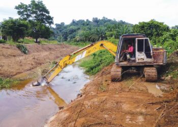 KERJA-KERJA membersih dan mendalamkan parit dilakukan sebagai persediaan menghadapi banjir di Kampung Sungai Serai, Marang semalam. - UTUSAN/PUQTRA HAIRRY ROSLI