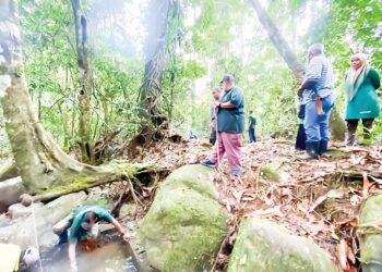 ZURIDAN Mohd. Daud (kiri) bersama penduduk meredah hutan meninjau masalah bekalan air di Kampung Perlok Hilir di Jerantut, Pahang. - UTUSAN/HARIS FADILAH AHMAD