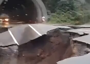TANGKAP layar kejadian tanah runtuh yang tular di pintu masuk Terowong Genting Sempah berdekatan Bentong. - VIDEO/IHSAN IPD BENTONG