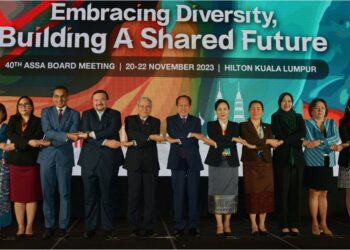 AHMAD Maslan bergambar bersama barisan ketua perwakilan pada Seminar dan Mesyuarat Lembaga Persatuan Keselamatan Sosial ASEAN (ASSA) Ke-40 di Kuala Lumpur, semalam. - UTUSAN/SYAKIR RADIN