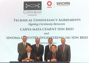 DARI KIRI: Sulaiman Abdul Rahman, Mohd. Zaidi Zainuddin; Pemangku Ketua Bahagian, Bahagian Simen Cahya Mata Sarawak, Choong Ju Tang; Pengarah Urusan Industri Sinoma, Liu Tao; Sun Jian; Dr. Joe Khor Jaw Hui di majlis menandatangani perjanjian perundingan teknikal antara Cahya Mata dan Sinoma Industry Engineering Sdn. Bhd. di Petaling Jaya, hari ini. - GAMBAR/Hussein Shaharuddin/TMR)