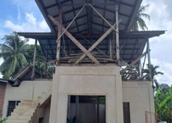 SURAU Pondok Pok Kob di Kampung Pantai, Chenor memerlukan sumbangan orang ramai bagi disiapkan sebelum musim tengkujuh dan Ramadan akan datang. – UTUSAN/SALEHUDIN MAT RASAD