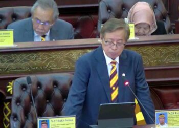 ABANG Johari Tun Openg membentangkan Bajet Negeri 2024 pada Persidangan Dewan Undangan Negeri (DUN) Sarawak ke-19 di DUN Sarawak, Petra Jaya hari ini.