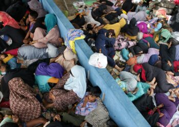 SEBAHAGIAN daripada pelarian Rohingya berehat di dalam dewan di Lapang Barat, Aceh, Indonesia. - AFP