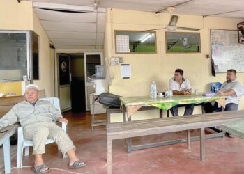 PEMANDU teksi di Stesen Bas dan Teksi Changlun sabar menanti pelanggan.