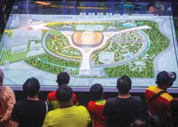 ORANG ramai melihat replika Stadium Shah Alam yang baharu di SACC Mall. – UTUSAN/SADDAM YUSOFF