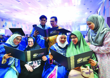 TIGA beradik bersama ahli keluarga selepas meraih ijazah pada Istiadat Konvokesyen Universiti Malaysia Perlis (Unimap) Ke-18 yang bermula pada Sabtu lalu di Dewan Ilmu, Unimap Pauh Putra, Arau, Perlis, semalam. – UTUSAN/IZLIZAN OTHMAN