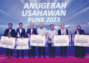 ACRYL Sani Abdullah Sani (tengah) bergambar bersama penerima-penerima anugerah selepas menyampaikan Anugerah Usahawan PUNB 2023 pada Simposium Peruncitan Kebangsaan (SParK) 2023 di Kuala Lumpur, semalam. – UTUSAN/FAUZI BAHARUDIN