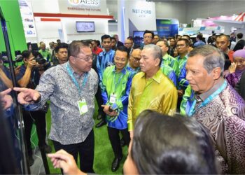 FADILLAH Yusof diberi taklimat oleh Baharin Din pada majlis penjenamaan semula mGATS di IGEM 2023.