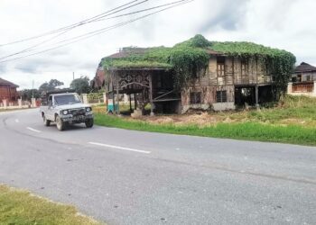 KEADAAN rumah lama yang usang hingga dinaiki semak berhampiran Kompleks Sejarah Pasir Salak. – UTUSAN/AIN SAFRE BIDIN