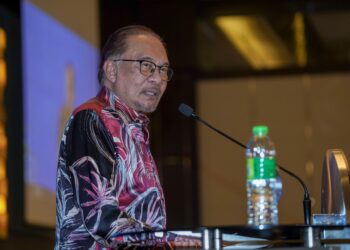 ANWAR Ibrahim berucap pada Majlis Makan Malam Koperasi Keadilan di Hotel InterContinental Kuala Lumpur, malam ini. -UTUSAN/FARIZ RUSADIO