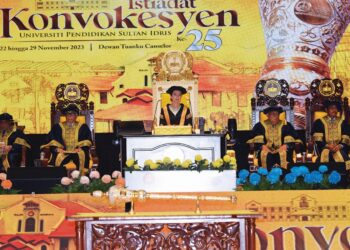 TUANKU Zara Salim bertitah pada majlis konvokesyen Universiti Pendidikan Sultan Idris (UPSI) di Dewan Tuanku Canselor, UPSI 
di Tanjung Malim semalam. – UTUSAN/UPSI