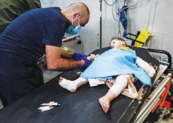 SEORANG kanak-kanak Palestin yang cedera menerima rawatan di Hospital Nasser di Khan Younis kelmarin. – AFP