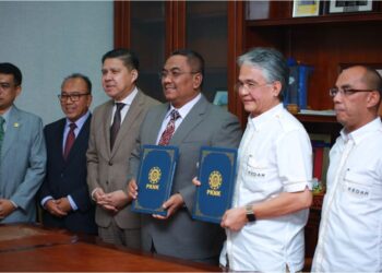 MUHAMMAD Sanusi Md Nor (tengah) bersama Vincent Tan Kee Kim (dua kanan) bertukar dokumen ketika majlis menandatangani usaha sama di Wisma Darul Aman, Alor Setar.