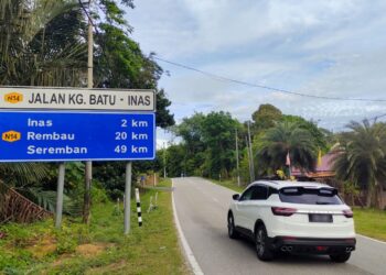 PAPAN tanda menuju ke Inas di Kuala Pilah, Negeri Sembilan. Kerajaan negeri bersetuju untuk menukar nama Inas kepada dialek tempatan, Ineh. – UTUSAN/NOR AINNA HAMZAH