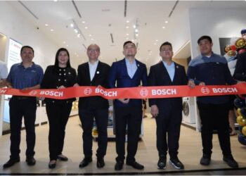 GARY TE (empat dari kiri) dan Jacky Wong (lima dari kiri)  pada majlis pembukaan  kedai barangan eletrik Bosch di Toppen Mall, Johor Bahru.