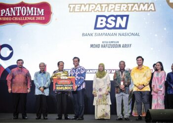 AHMAD Maslan menyampaikan hadiah tempat pertama pertandingan Pantomim Video Challenge 2023 kepada wakil BSN pada Majlis Sambutan Hari Integriti KWSP bersama Kementerian Kewangan dan Agensi Tahun 2023 di Putrajaya, semalam. – UTUSAN/FAIZ ALIF ZUBIR