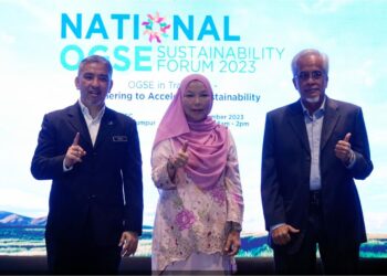 YATIMAH Sarjiman (tengah) bersama Mohd. Yazid Ja'afar (kiri) dan Pengerusi MPRC, Datuk Dr. Ahmad Suhaili Idrus pada majlis perasmian Forum Industri Perkhidmatan dan Peralatan Minyak dan Gas (OGSE) di Pusat Pameran dan Perdagangan Antarabangsa Malaysia (MITEC), hari ini. - UTUSAN/FAUZI BAHARUDIN