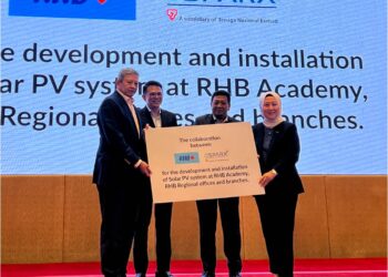 MOHD. RASHID MOHAMAD (dua dari kiri) dan Megat Jalaluddin Megat Hassan (tiga dari kiri) dalam perjanjian kerjasama antara RHB dan Tenaga Nasional hari ini. - UTUSAN/ZAKKINA WATI AHMAD TARMIZI